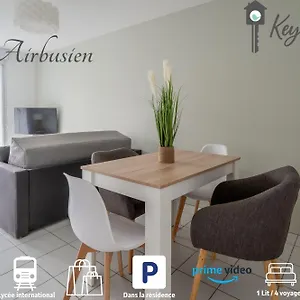 https://lairbusien-terrasse-et-parking-airbus-cot.midi-pyreneeshotels.com